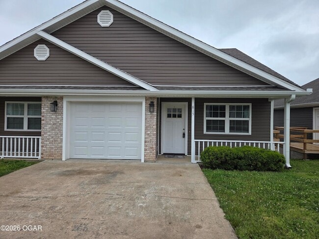 Building Photo - 815 Greenwood Dr