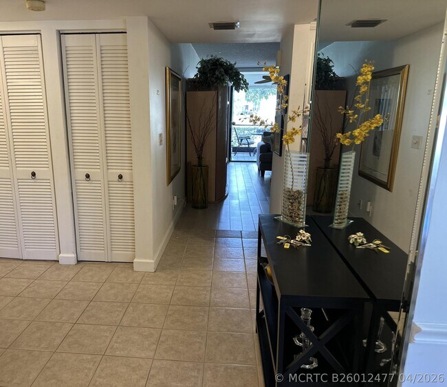 3138 Via Poinciana Unidad 114