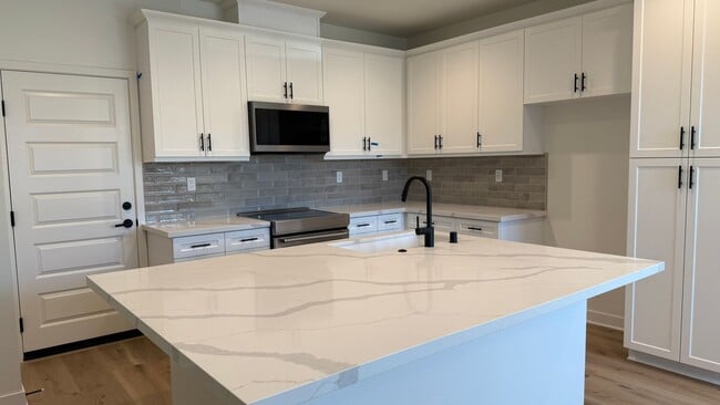 Building Photo - Stunning 3 bedroom, 2.5 bathrooms, 2 story... Rental
