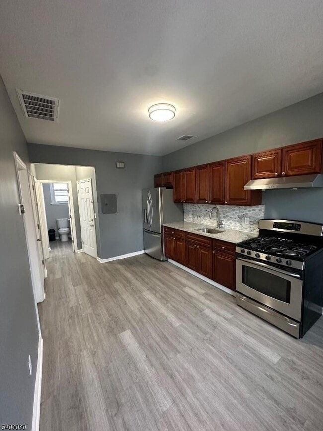 Photo - 255-257 E 16th St