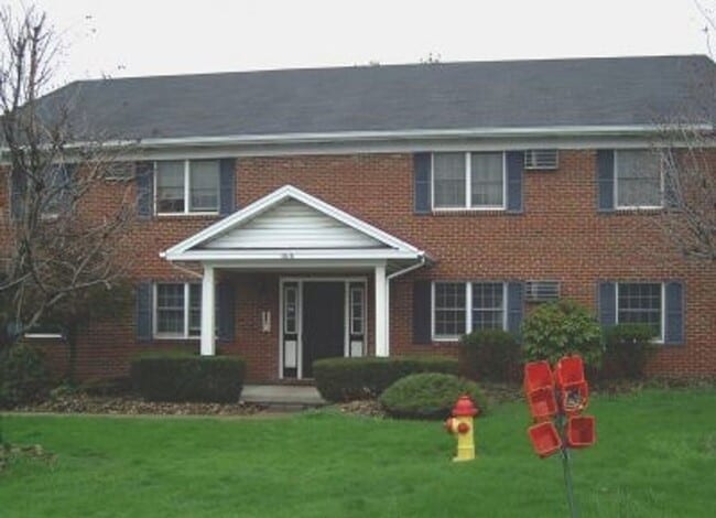 Building Photo - 1050 W Western Reserve Rd Unit 1050-01