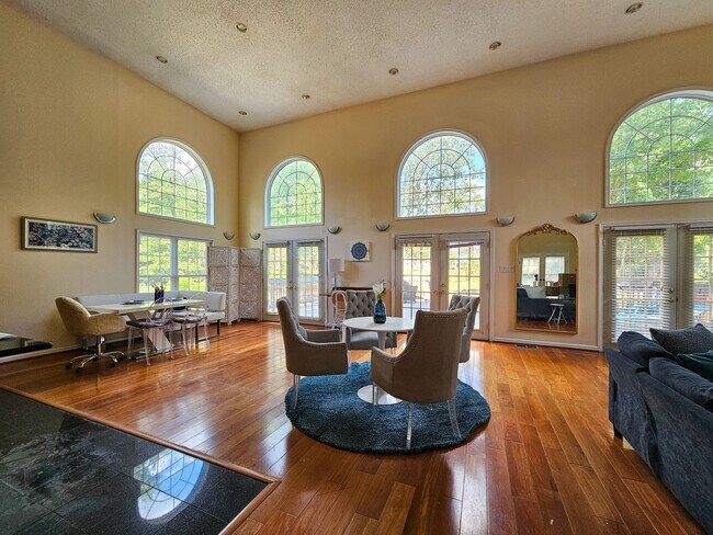 SPACIOUS LUXURY HOME WITH IN-LAW SUITE! [F... - SPACIOUS LUXURY HOME WITH IN-LAW SUITE! [F...