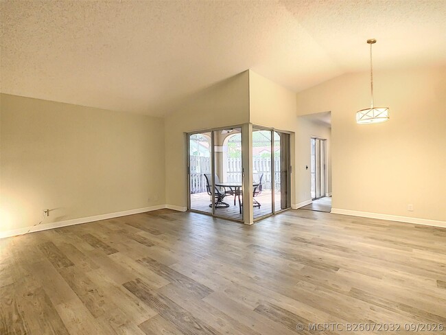 Photo - 1370 Cottonwood Cir