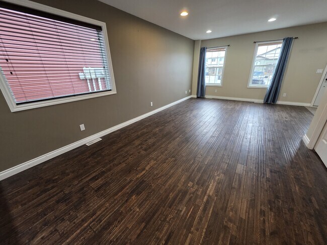 Photo - 8407-8487 87 St