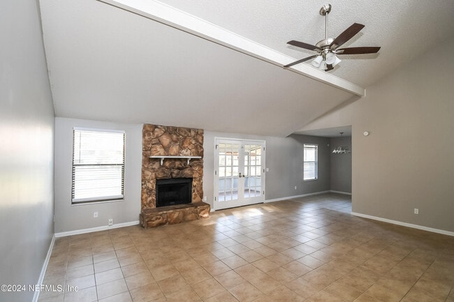 Photo - 4385 Queensway Dr