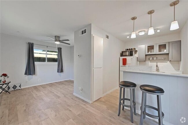 Building Photo - 1111 W 10th St Unit 204 Rental