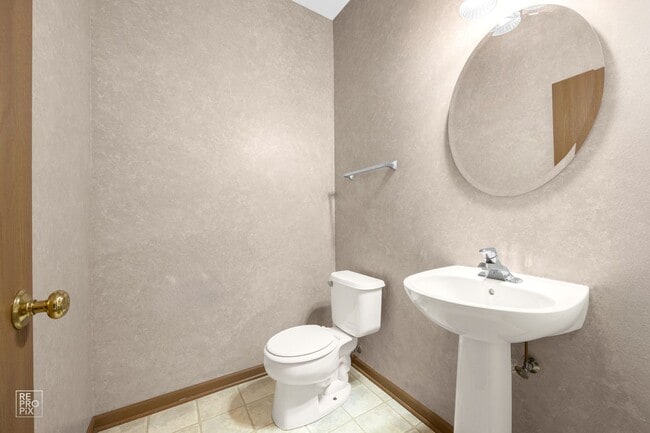 Photo - GORGEOUS 2 BEDROOM TOWNHOME LOCATED IN LINDENHURST AVAILABLE JUNE 14!