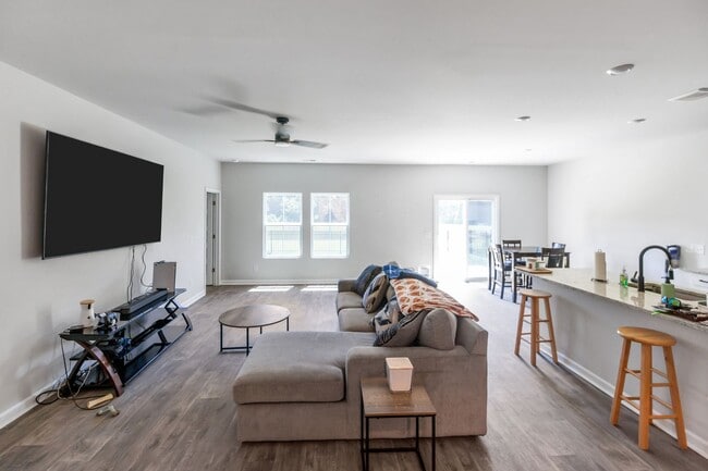 168 Bottlebrush Dr