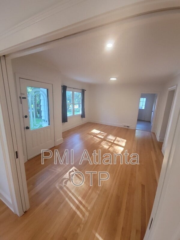 Photo - 1952 Wellbourne Dr NE