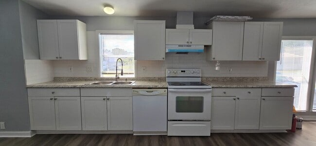 Photo - Newly renovated 4/3 property with fenced i...