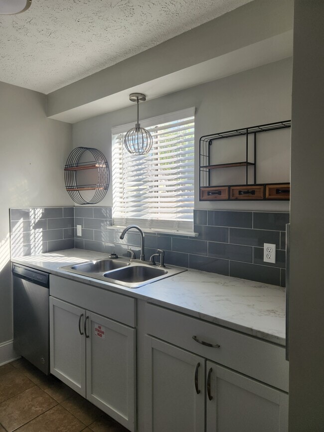 Kitchen - 2510 W 9th St Unit B