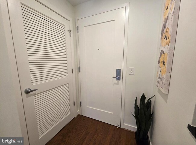 Building Photo - 1320 Fenwick Ln Unit 508