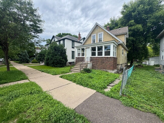 Building Photo - Charming 4-Bed Oasis in Minneapolis – Spacious 1500 Sq Ft Gem!