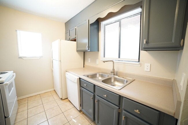 Photo - 2 bed / 1 bath Townhome on Tharpe
