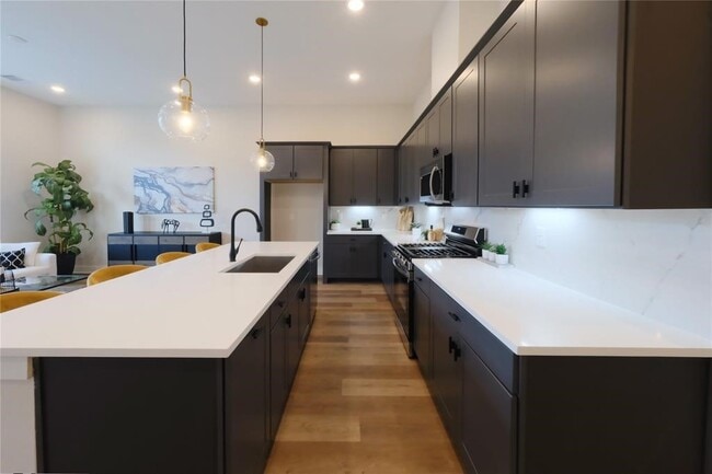 Photo - 1806 Line St