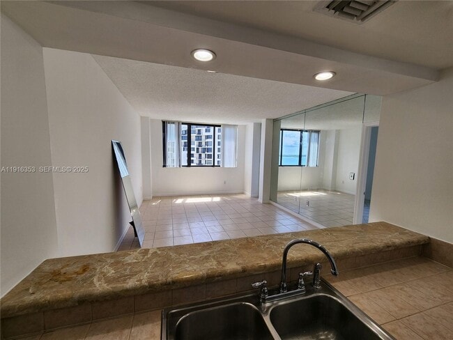 Building Photo - 540 Brickell Key Dr Unit 1603