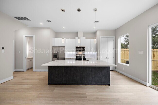 Building Photo - 28G Bucan St Unit E