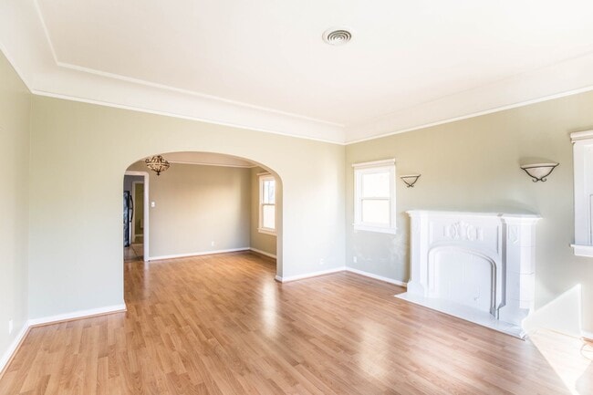 Building Photo - 327 1/2 N. Stanley Ave.-