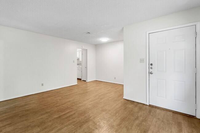 Building Photo - Spacious 2 Bedroom Apartment - Parking - N... Unit D