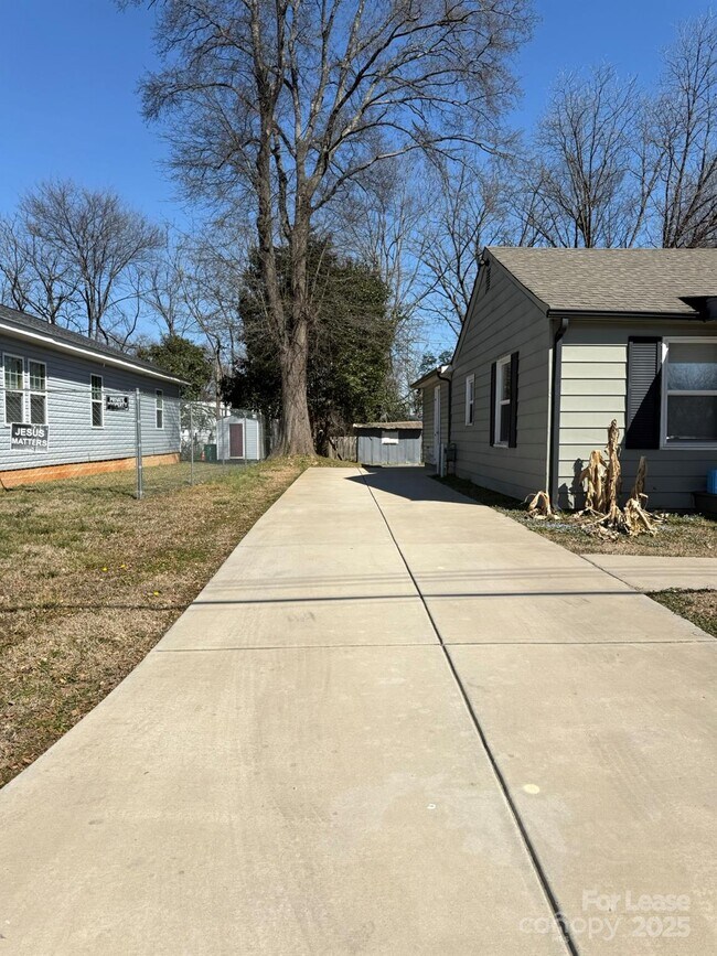 Photo - 3216 Boyd St