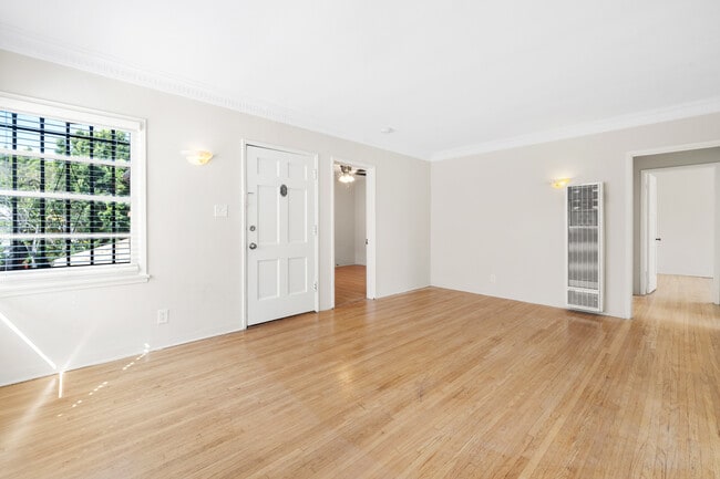 Photo - 458 N Gardner St