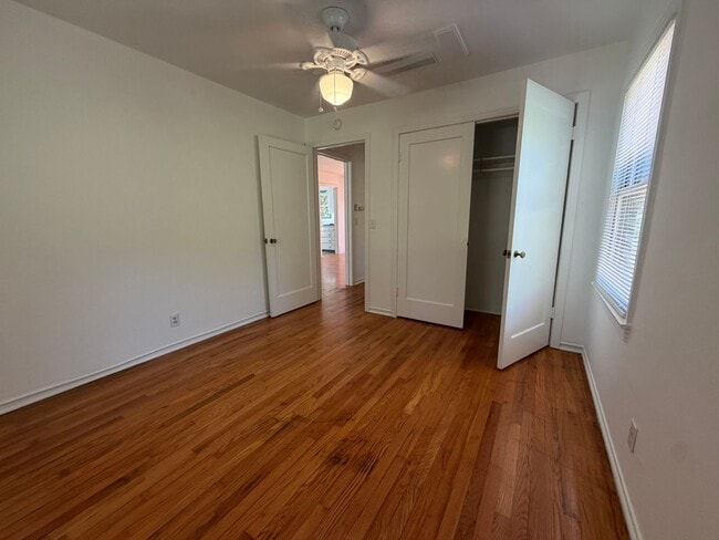 Photo - 6039 Van Alstine Ave
