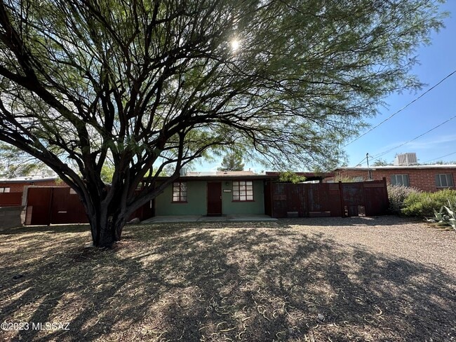 Building Photo - 2208 N Rita Ave