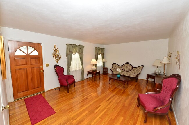 Building Photo - Vintage Brick Ranch! Rental