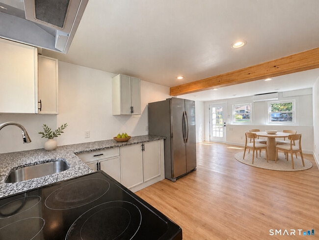 4 Robert Ln Unit B