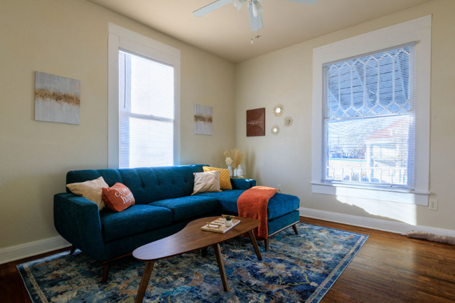 Building Photo - 410 E Carson St Rental