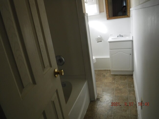 bath - 906 W 3rd St Unit C