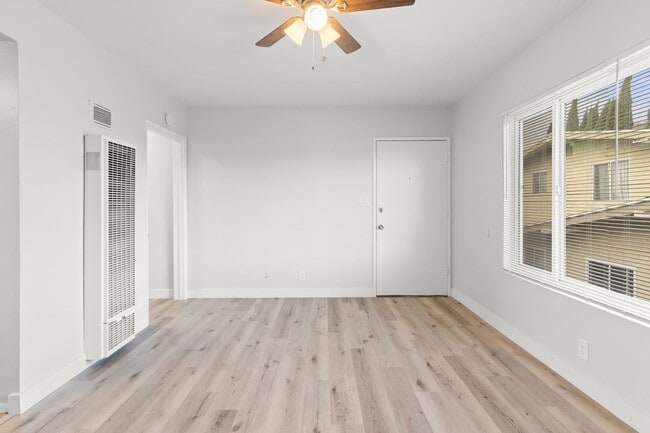 Photo - 621 Cerritos Ave Unidad 02