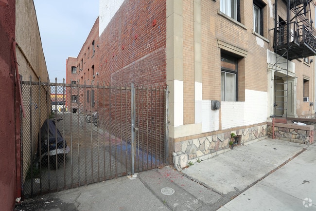 Photo - 2913 Flower St