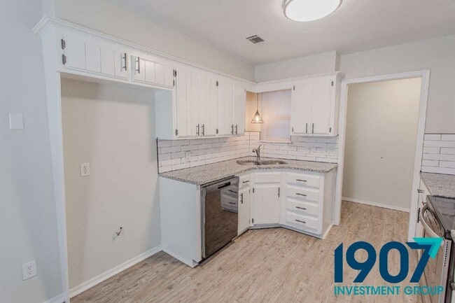 Photo - 501 Post Oak Ln