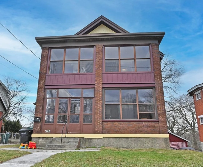 Building Photo - Bright 1-Bed Gem in Cincinnati — Updated, Spacious, and a Fantastic Value Unit 3