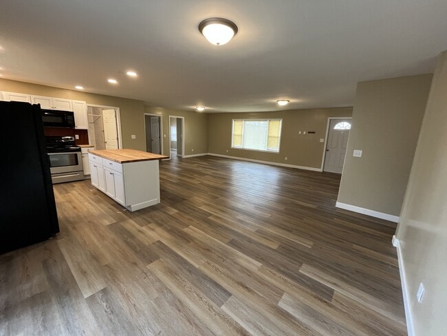 Photo - 425 Paul Ave