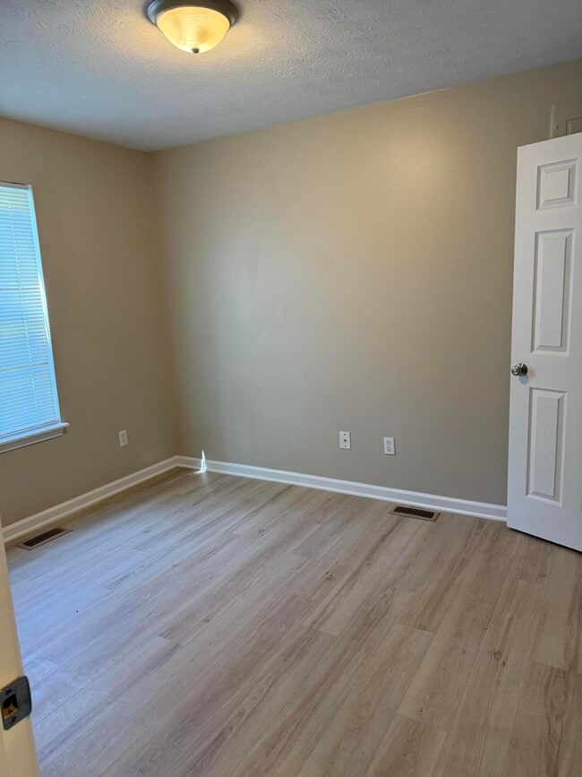 Photo - 297 Young St