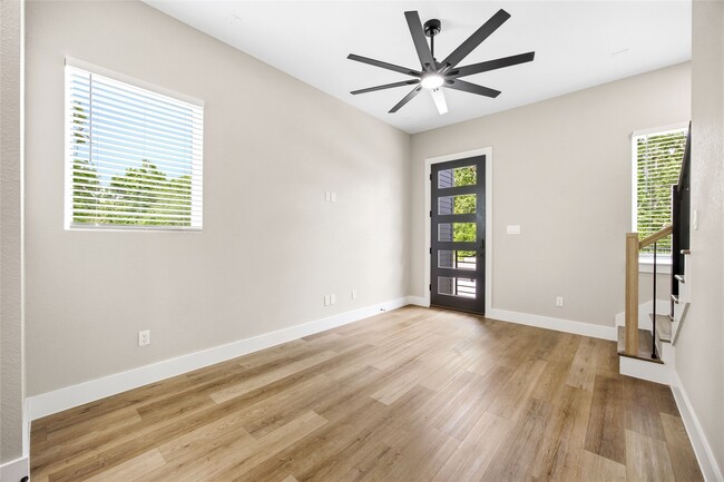 Photo - 6101 Shotwell St