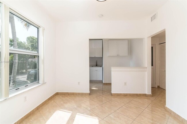 Photo - 694 NE 76th St Unidad 2