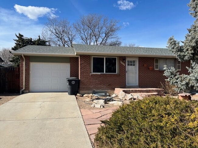 Building Photo - Lovely 5-bedroom, 2-1/2 bath home. Centrally-located in Longmont with convenient access to shopp...