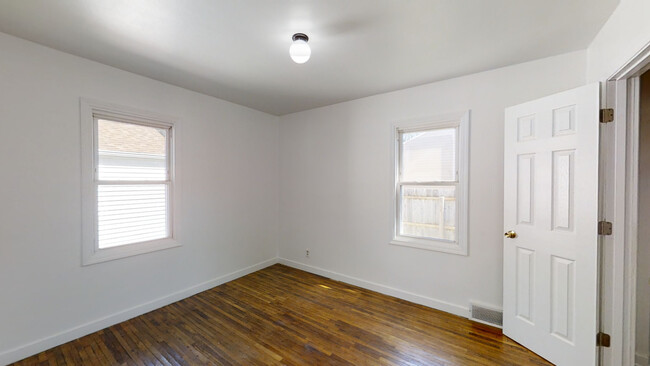 Sunny and bright bedroom 2 - 1103 Amherst Ave House