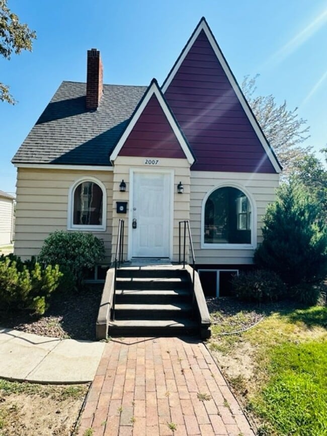 Photo - Adorable remodeled in 2023 2 bedroom 1 bathroom duplex available soon!