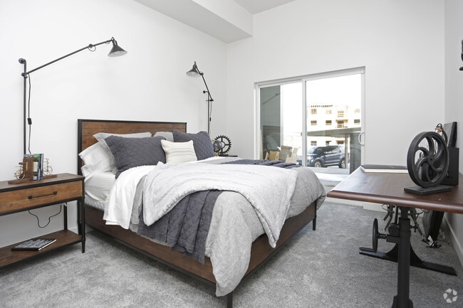 2BR, 2BA - 991 SF - Rockpoint Apartments