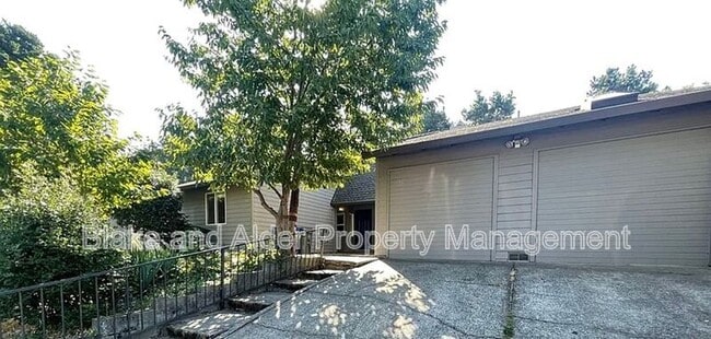 Building Photo - 2410 SE 9th Ct