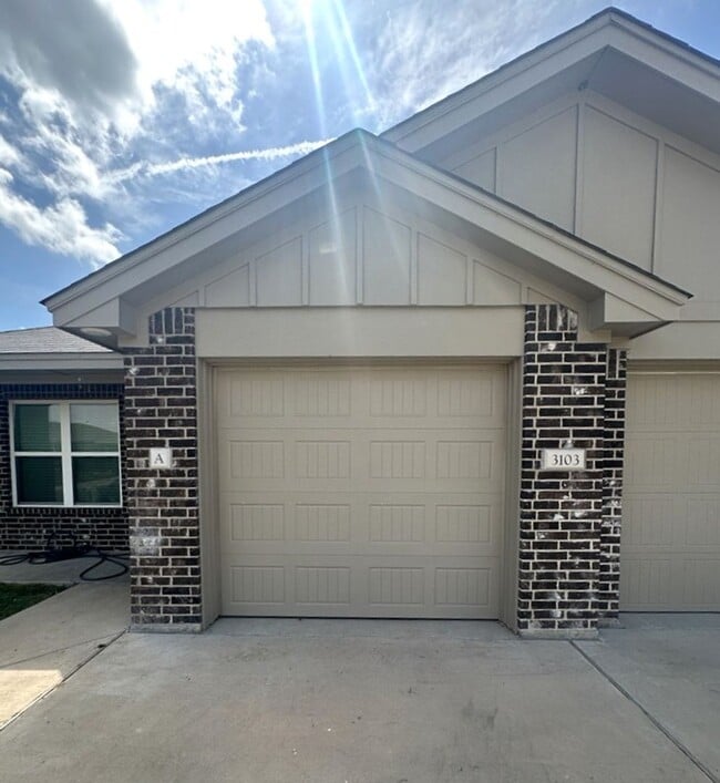 Photo - AVAILABLE NOW! - 2 WEEKS FREE (SECTION 8 A...