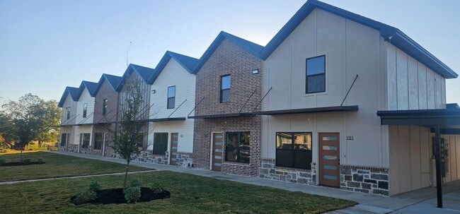 211 E Lyndale Dr