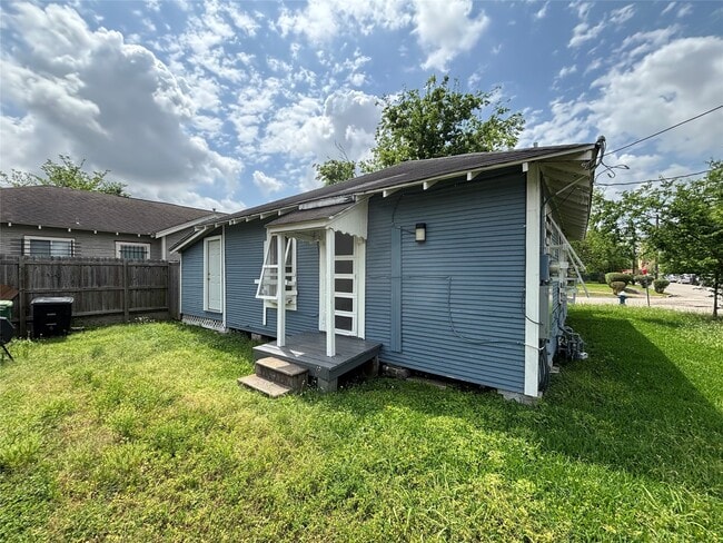 Building Photo - 3301 Dennis St Rental