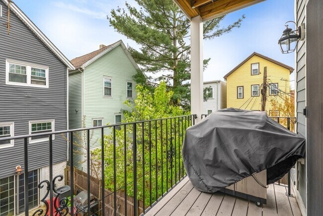 Photo - 141 W 6th St Unidad 1