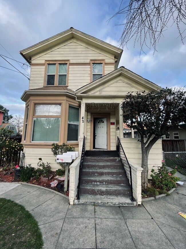 Building Photo - 42 N 10th St Unit 1