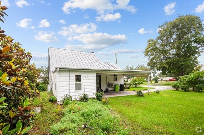 Building Photo - 814 C St Rental